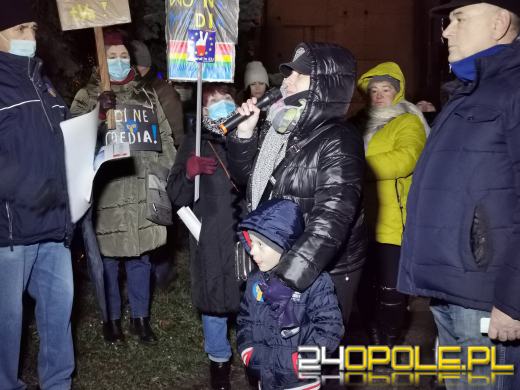 Nysa w obronie wolnych mediów. Oklejono biuro Kamila Bortniczuka