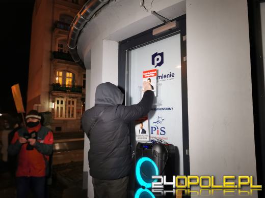 Nysa w obronie wolnych mediów. Oklejono biuro Kamila Bortniczuka