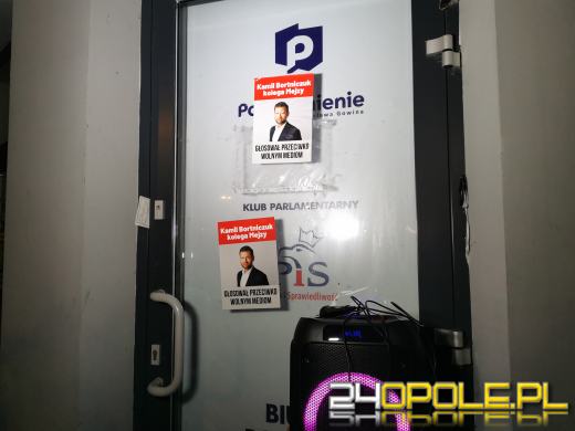 Nysa w obronie wolnych mediów. Oklejono biuro Kamila Bortniczuka