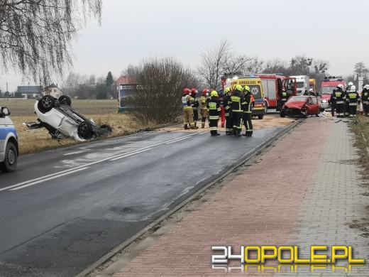 Czołowe zderzenie pojazdów w Chróścicach. Droga jest zablokowana