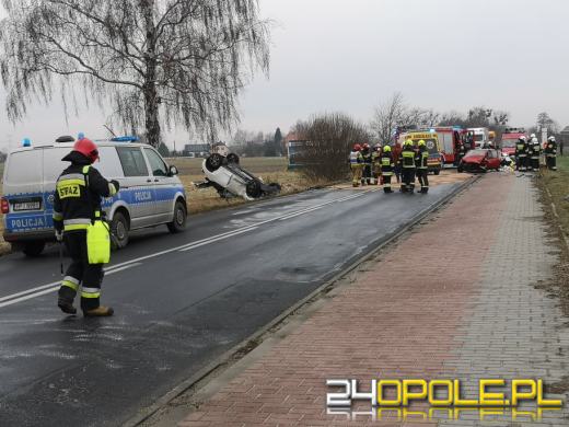 Czołowe zderzenie pojazdów w Chróścicach. Droga jest zablokowana