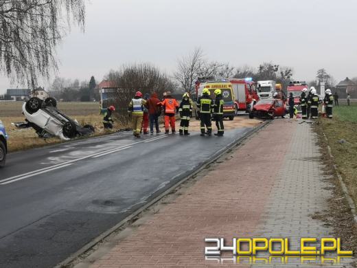 Czołowe zderzenie pojazdów w Chróścicach. Droga jest zablokowana