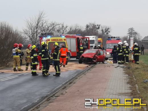 Czołowe zderzenie pojazdów w Chróścicach. Droga jest zablokowana