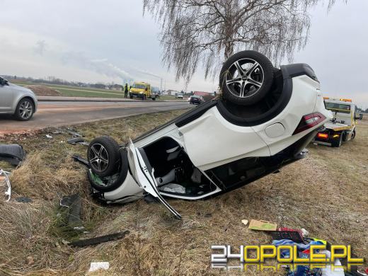 Czołowe zderzenie pojazdów w Chróścicach. Droga jest zablokowana