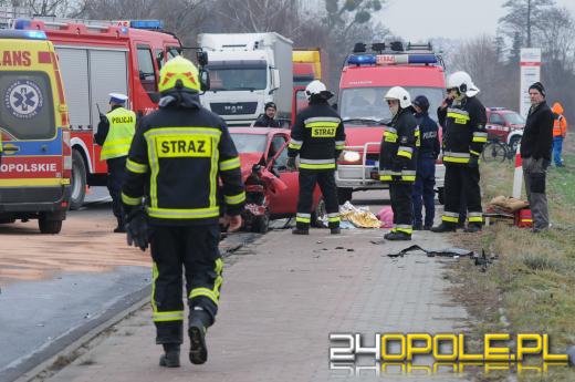 Czołowe zderzenie pojazdów w Chróścicach. Droga jest zablokowana