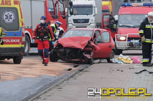 Czołowe zderzenie pojazdów w Chróścicach. Droga jest zablokowana