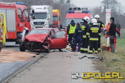 Czołowe zderzenie pojazdów w Chróścicach. Droga jest zablokowana