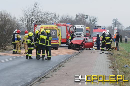 Czołowe zderzenie pojazdów w Chróścicach. Droga jest zablokowana
