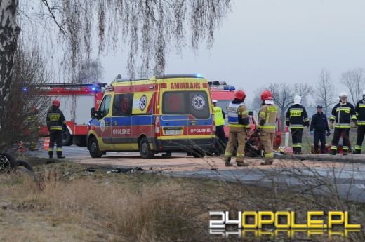 Czołowe zderzenie pojazdów w Chróścicach. Droga jest zablokowana