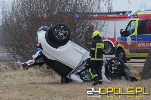 Czołowe zderzenie pojazdów w Chróścicach. Droga jest zablokowana