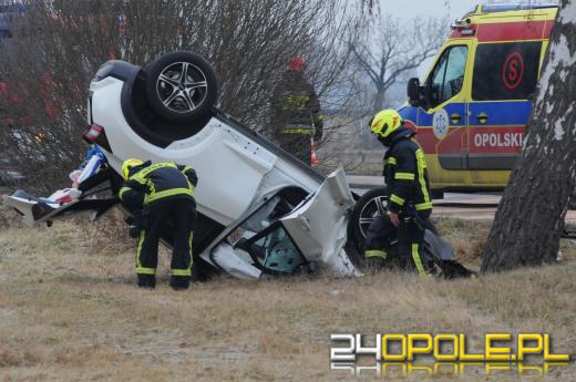 Czołowe zderzenie pojazdów w Chróścicach. Droga jest zablokowana