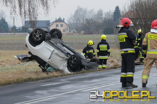 Czołowe zderzenie pojazdów w Chróścicach. Droga jest zablokowana
