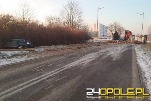 Zderzenie ciężarówki przewożącej drewno z osobówką w Strzelcach Opolskich