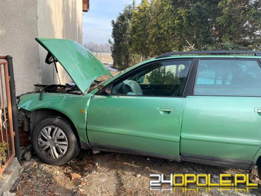 Z drogi wypadł samochód osobowy, uderzył w dom