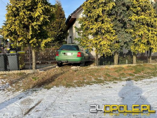 Z drogi wypadł samochód osobowy, uderzył w dom