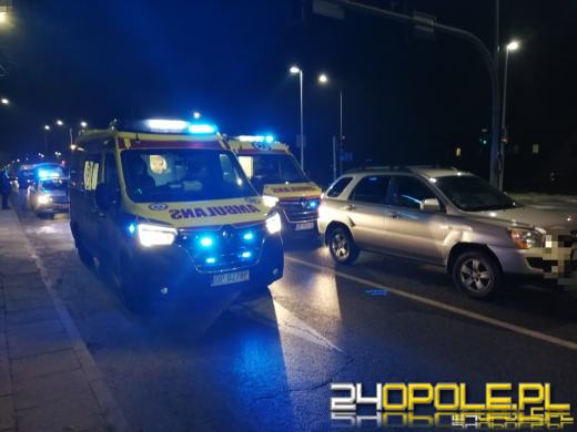 19-latka wbiegła na przejście na czerwonym świetle wprost pod samochód 