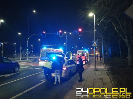 19-latka wbiegła na przejście na czerwonym świetle wprost pod samochód 