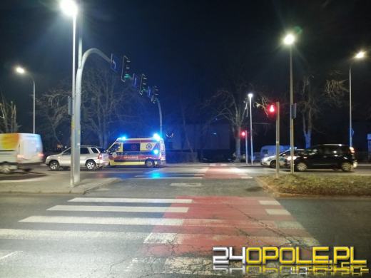 19-latka wbiegła na przejście na czerwonym świetle wprost pod samochód 