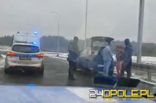 Policjanci zatrzymali do kontroli kierowcę. Otworzył bagażnik i... oświadczył się partnerce