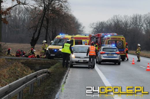 Czołowe zderzenie pojazdów w Dąbrowie. Lądował śmigłowiec LPR