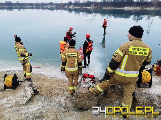 Strażacy ćwiczą na lodzie. Umiejętność pomocy na zamarzniętym akwenie jest bardzo ważna