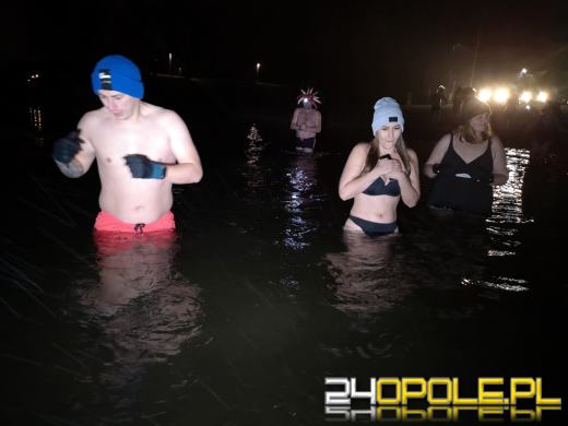 Powitali Nowy Rok w lodowatej wodzie! 