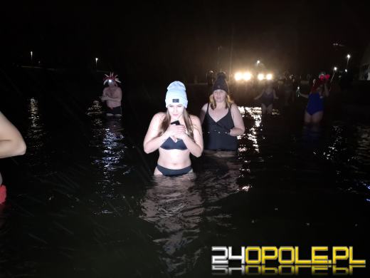 Powitali Nowy Rok w lodowatej wodzie! 