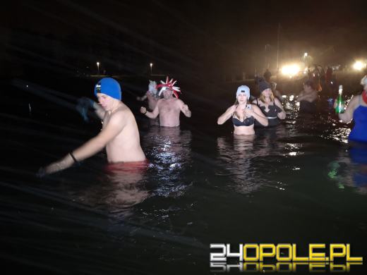 Powitali Nowy Rok w lodowatej wodzie! 