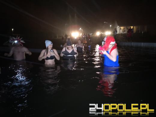 Powitali Nowy Rok w lodowatej wodzie! 
