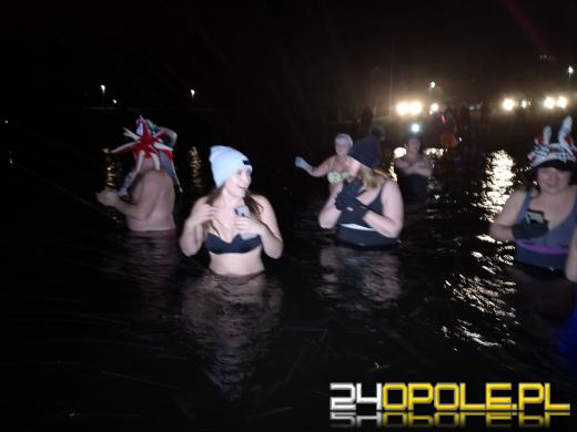Powitali Nowy Rok w lodowatej wodzie! 