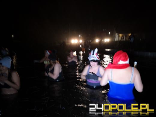 Powitali Nowy Rok w lodowatej wodzie! 