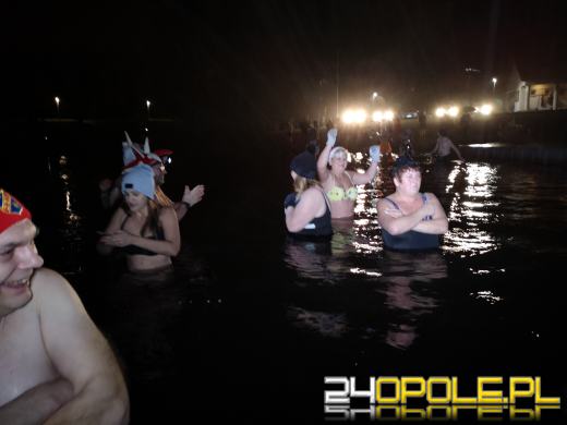 Powitali Nowy Rok w lodowatej wodzie! 