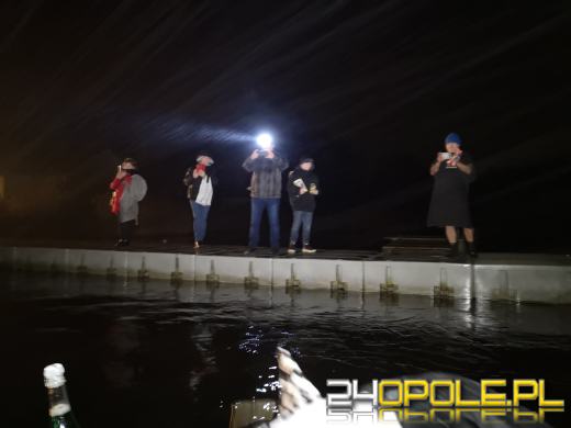 Powitali Nowy Rok w lodowatej wodzie! 