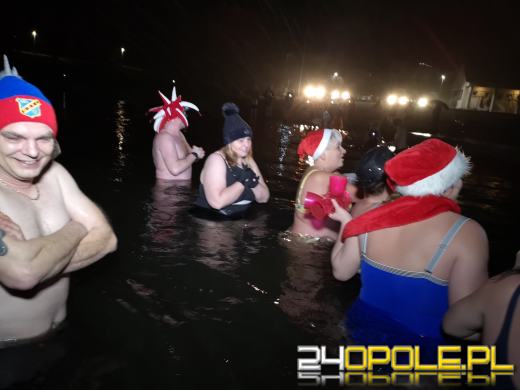 Powitali Nowy Rok w lodowatej wodzie! 
