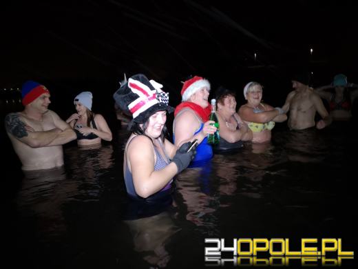 Powitali Nowy Rok w lodowatej wodzie! 