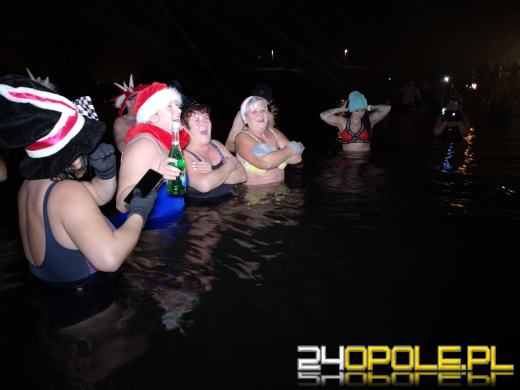 Powitali Nowy Rok w lodowatej wodzie! 