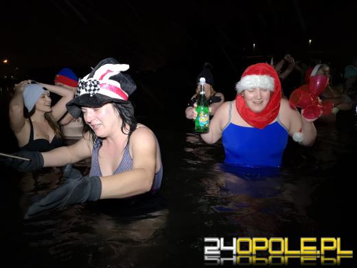 Powitali Nowy Rok w lodowatej wodzie! 