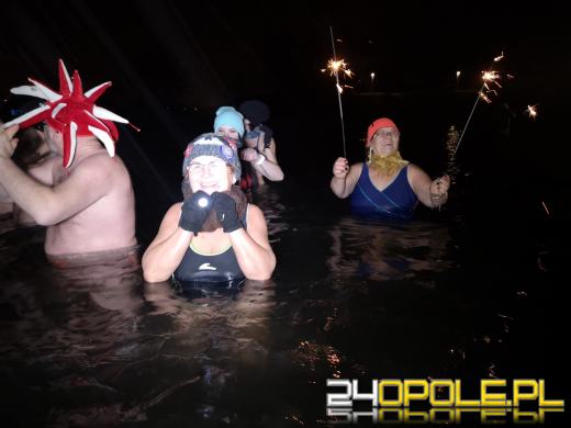 Powitali Nowy Rok w lodowatej wodzie! 