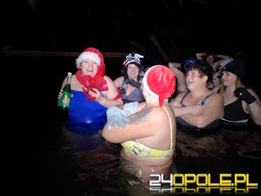 Powitali Nowy Rok w lodowatej wodzie! 