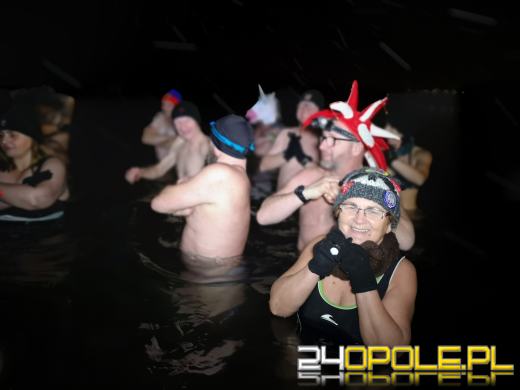Powitali Nowy Rok w lodowatej wodzie! 