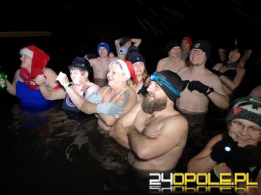 Powitali Nowy Rok w lodowatej wodzie! 