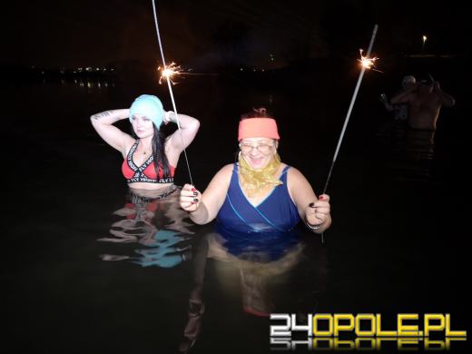 Powitali Nowy Rok w lodowatej wodzie! 