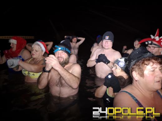 Powitali Nowy Rok w lodowatej wodzie! 