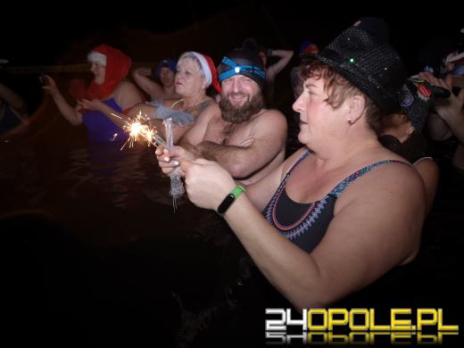 Powitali Nowy Rok w lodowatej wodzie! 