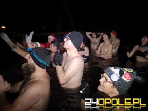 Powitali Nowy Rok w lodowatej wodzie! 