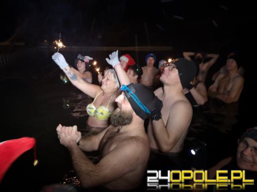 Powitali Nowy Rok w lodowatej wodzie! 