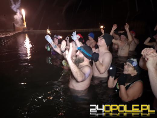 Powitali Nowy Rok w lodowatej wodzie! 