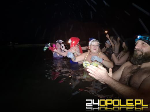 Powitali Nowy Rok w lodowatej wodzie! 