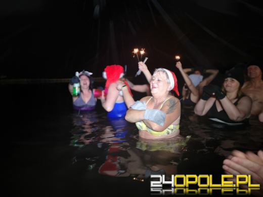 Powitali Nowy Rok w lodowatej wodzie! 