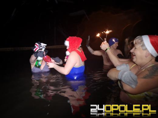 Powitali Nowy Rok w lodowatej wodzie! 